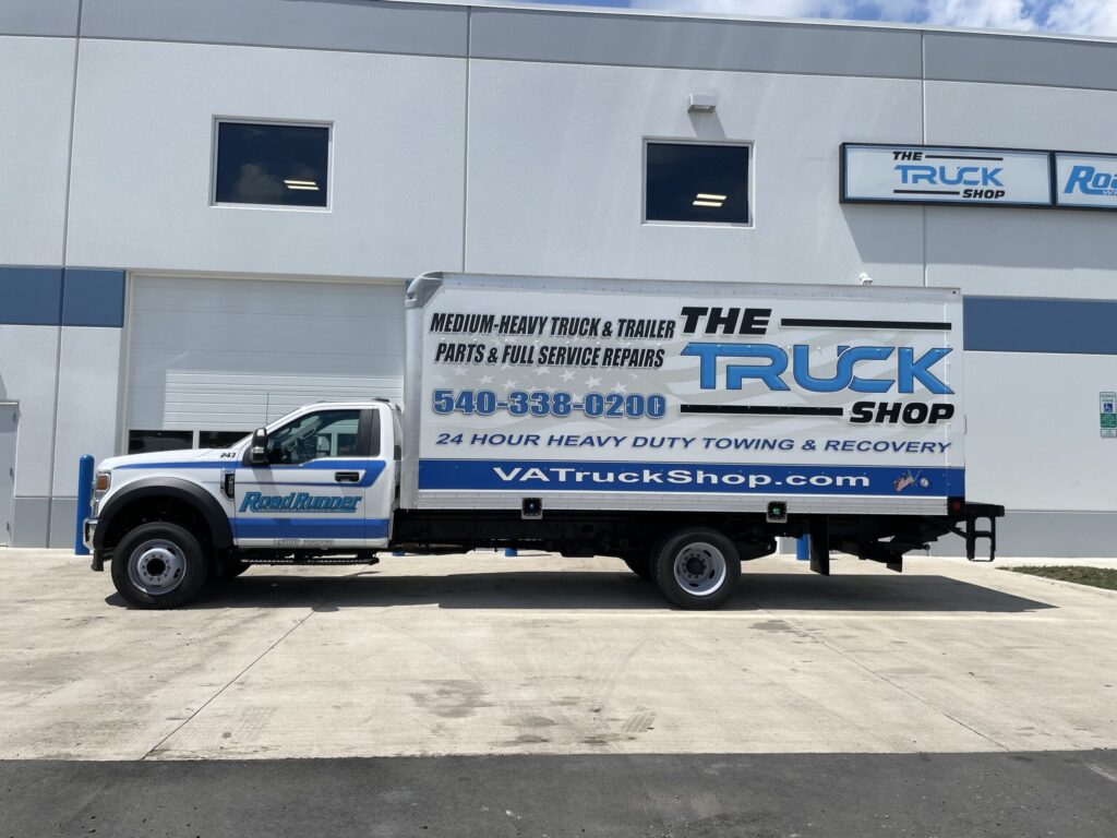 road runner wrecker service truck shop IMG 9608